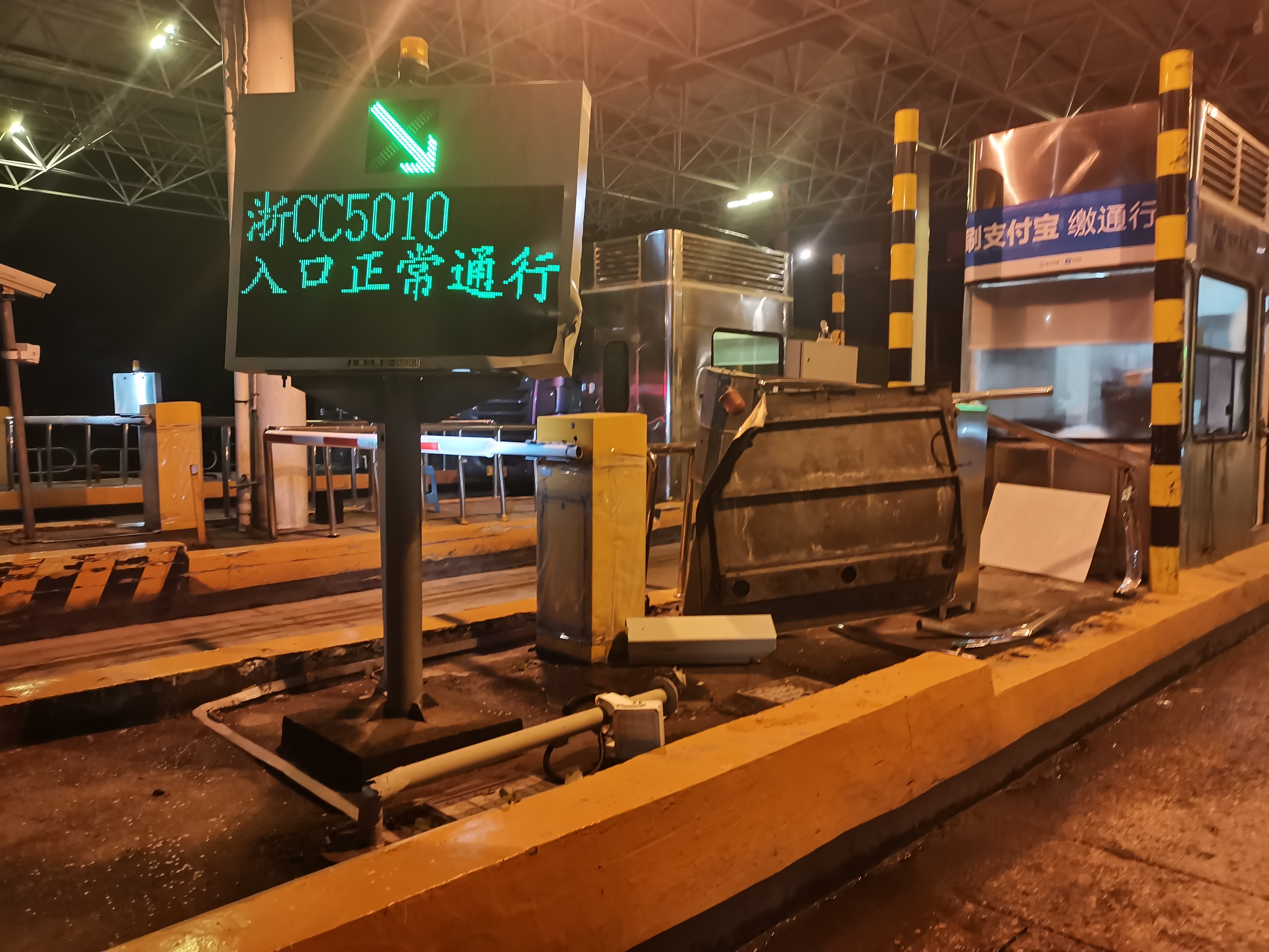 1629097385772368.jpg 设备被撞现场.jpg