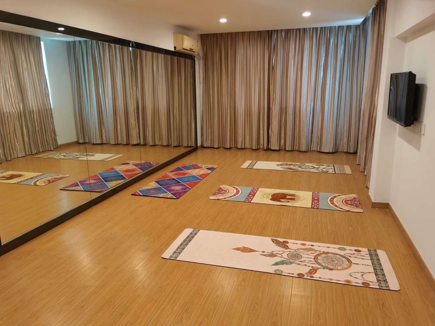 1633940741936533.jpg 图为瑜伽室温馨而舒适的环境.jpg