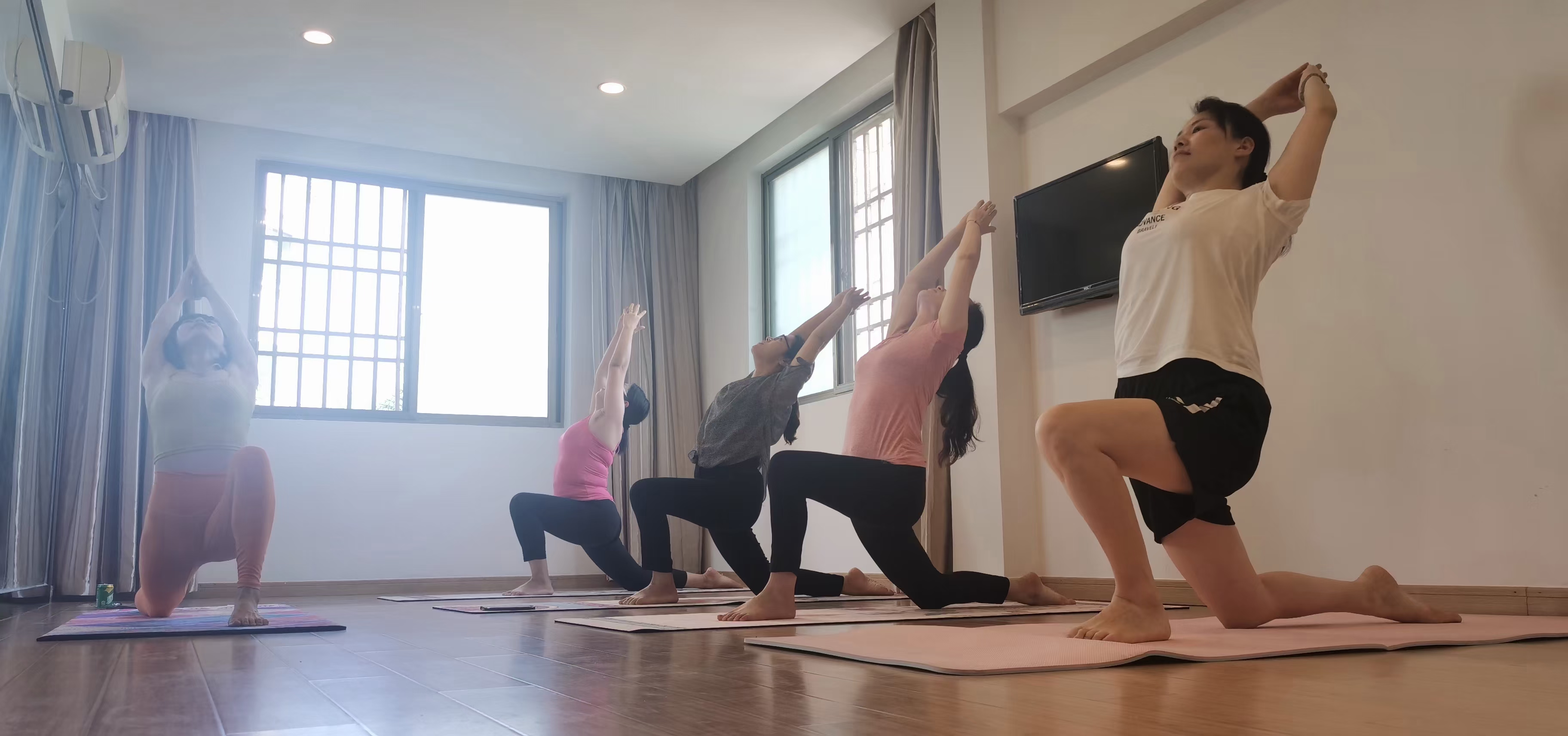 1633940759617272.jpg 图为员工练习瑜伽中 (2).jpg