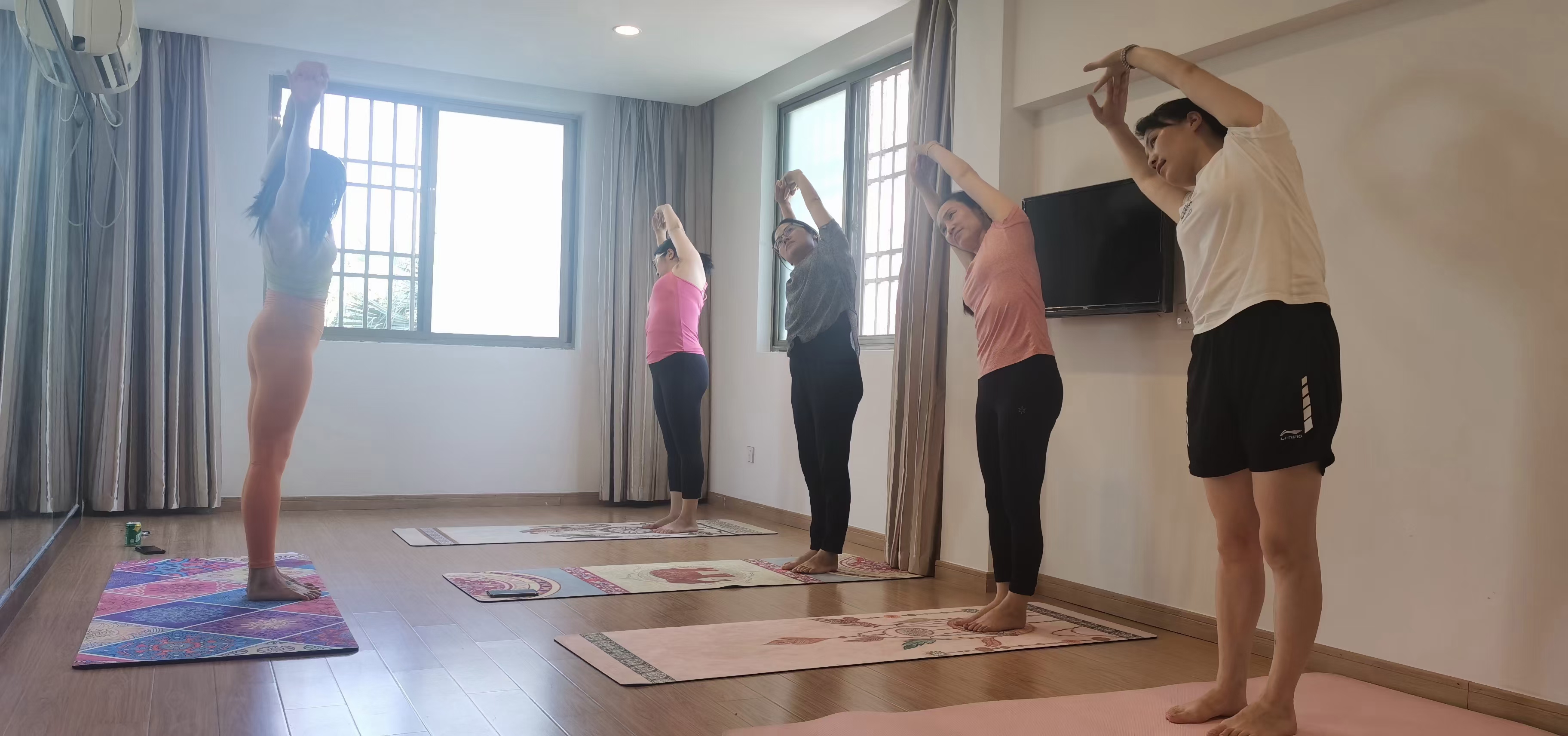 1633940789396686.jpg 图为员工练习瑜伽中.jpg