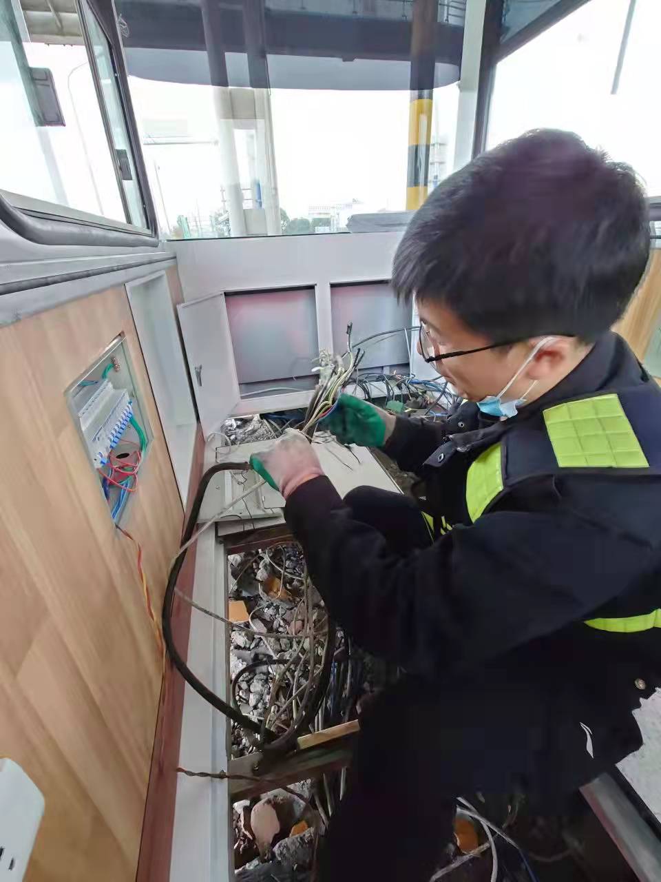 1639623049884583.jpg 抢修人员在接线.jpg