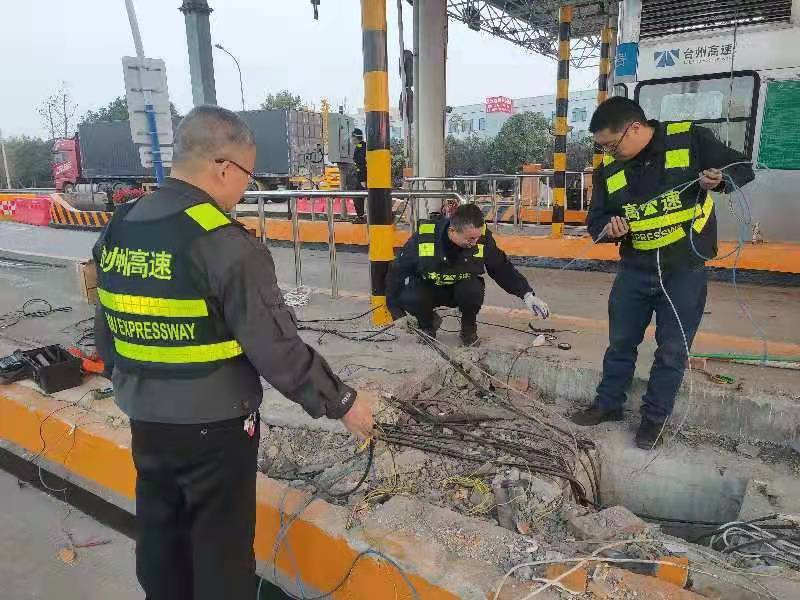 1639623057436488.jpg 抢修人员在整理线缆.jpg