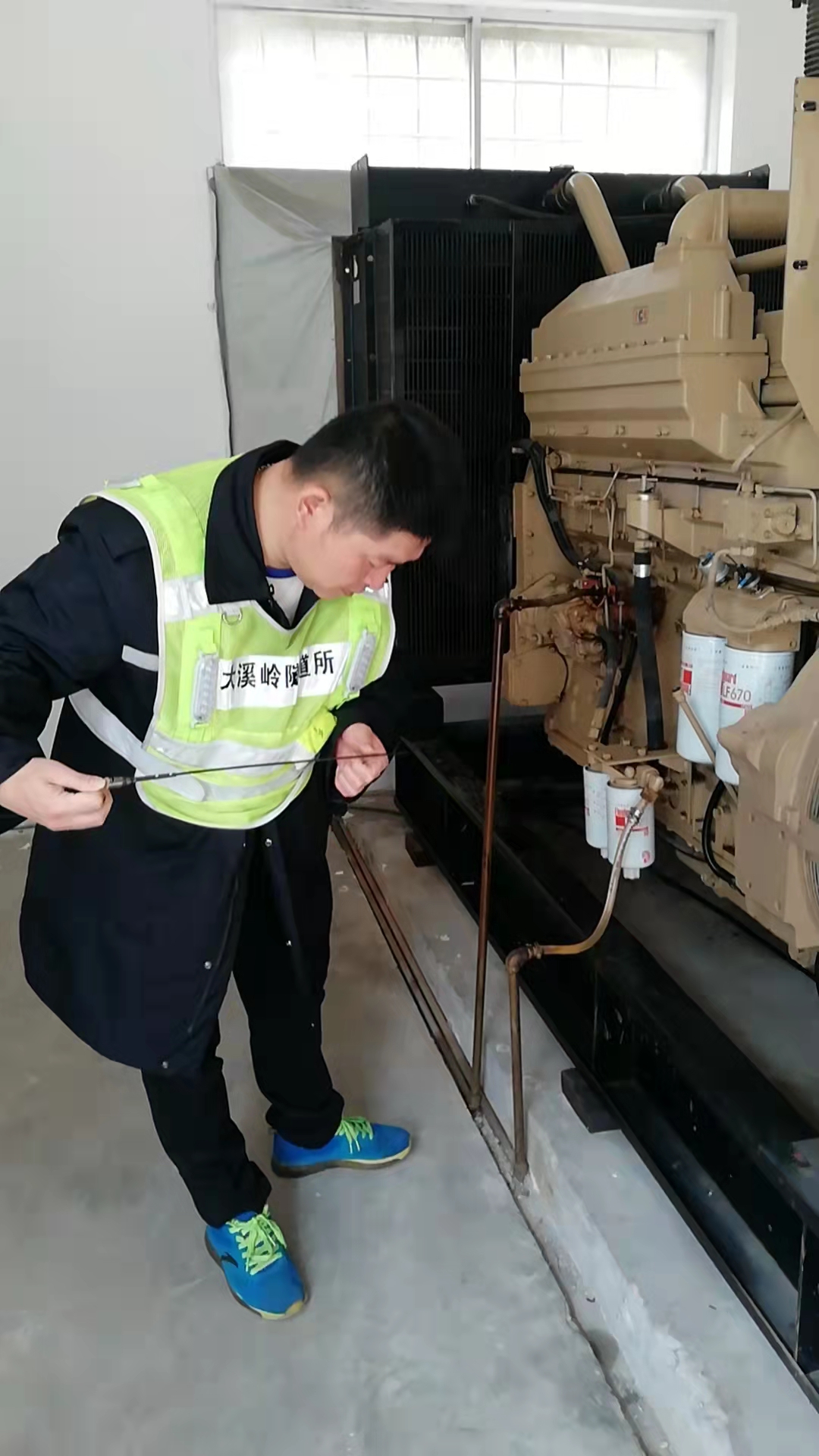 1645691073411406.jpg 2022.02.21检查柴油发电机 陈旦平摄.jpg