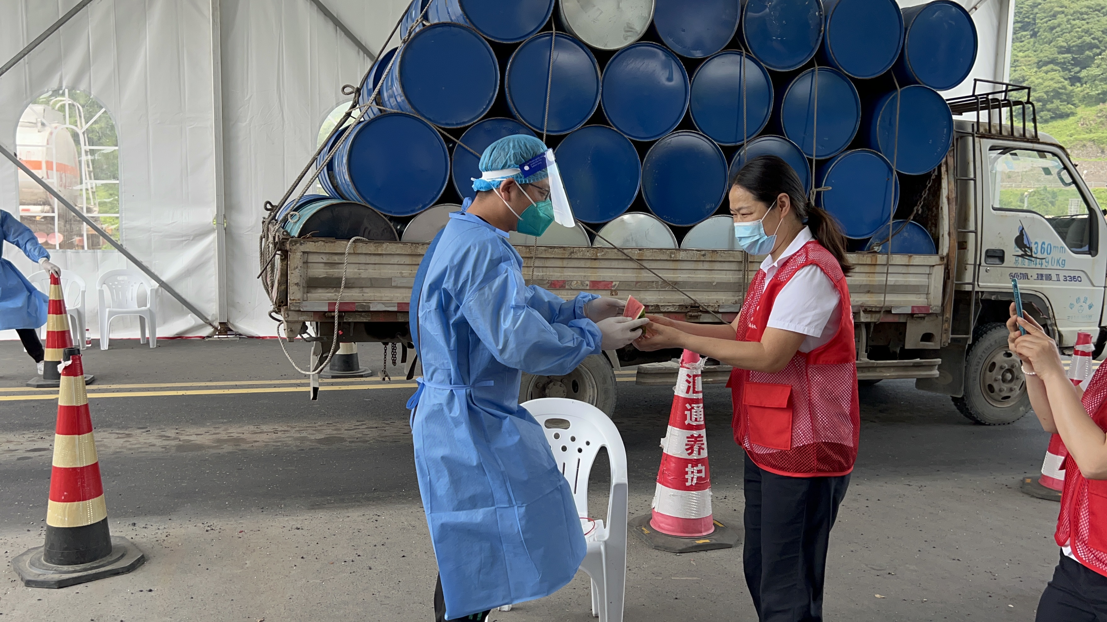 1654849298423096.jpg 周战送西瓜给防疫人员徐苏苏摄.jpg