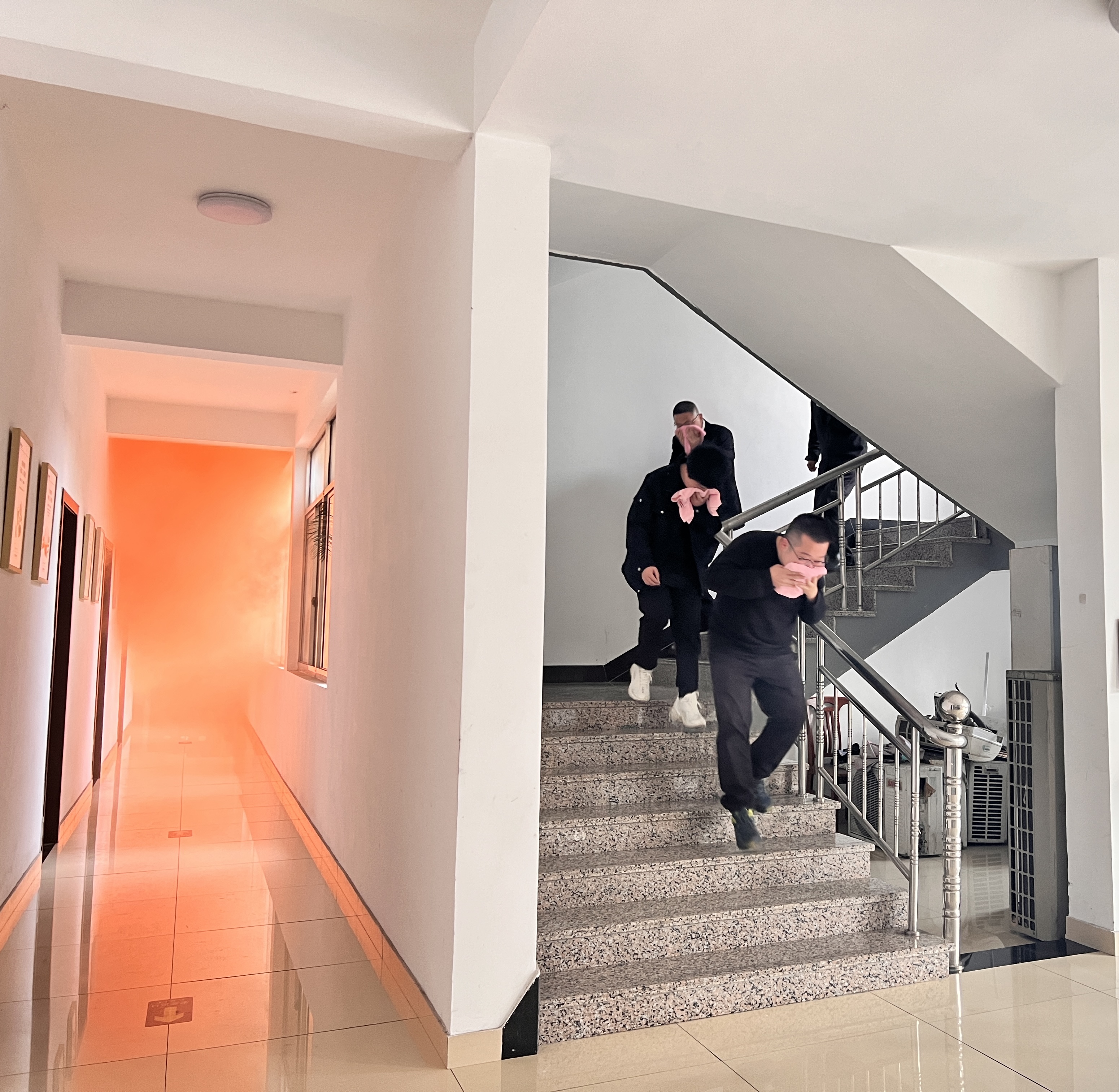 1668414923652258.jpg 20221109 图为火灾逃生演练现场 袁莉摄.jpg