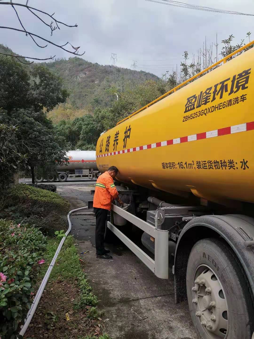 1669620030736008.jpg 2022.11.23洒水车作业.jpg