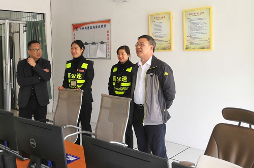 3 陈文波在临海南监控室察看收费员工作情况_副本.jpg